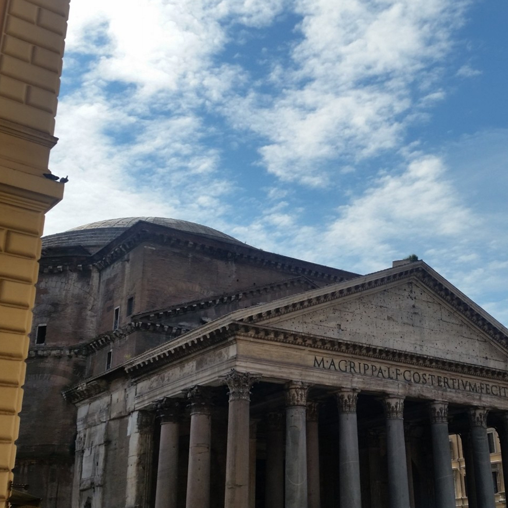 Walking around Rome Pantheon